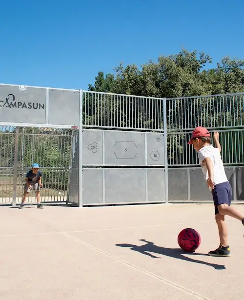 Foot sur terrain multisports au  Camping Dans Le Vaucluse