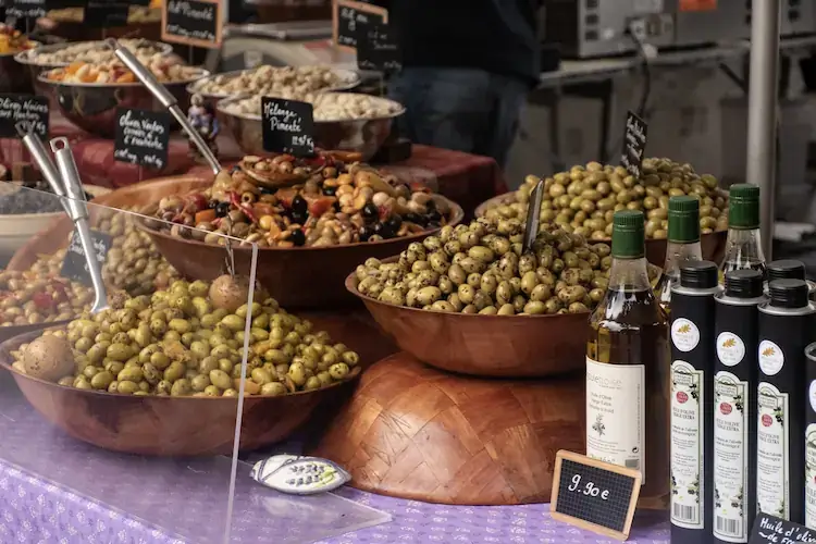 Un Marché Provençal avec des olives et de l'huile