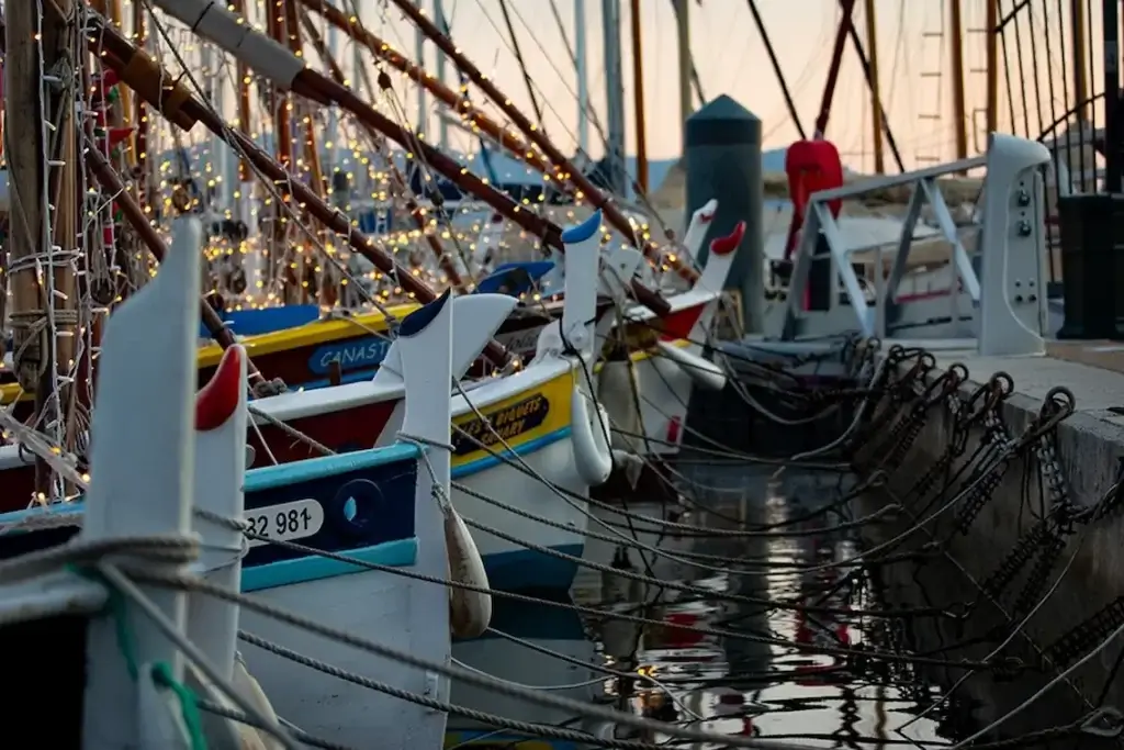 Les bateaux au port de Sanary Sur Mer en soirée