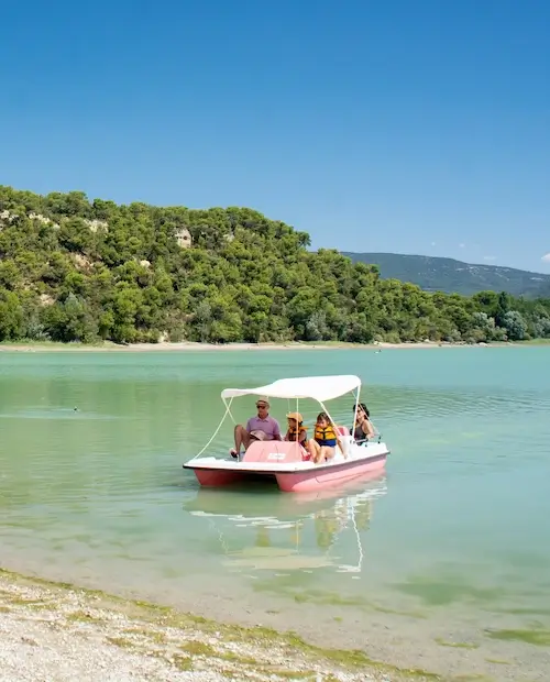 Tretbootfahren auf dem Campingplatz Vauclu