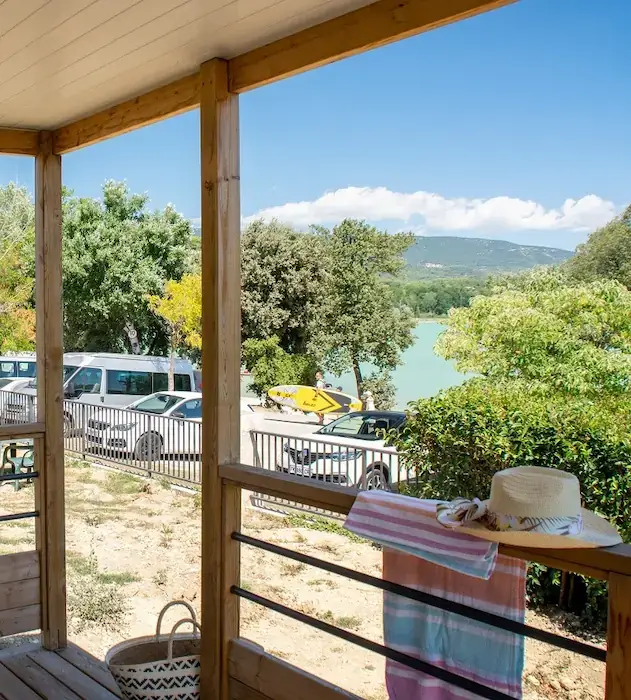 Uitzicht op Etang de la Bonde vanaf een terras op Camping Dans Le Vaucluse