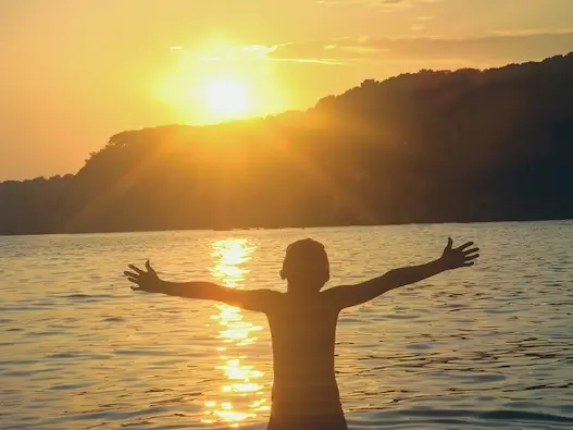 Enfant profitant du coucher de soleil au camping Var 5 Etoiles