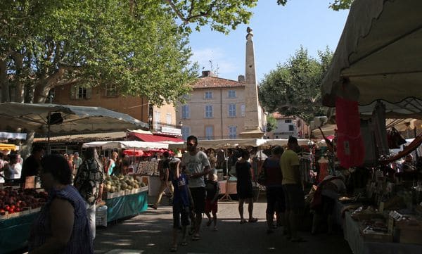 Campasun : Marché D'aups Et La Fontaine Du Rond Point Charles De Gaulle