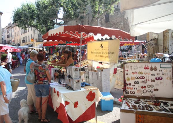 Campasun : Stand De Viticultrice Au Marché à Aups