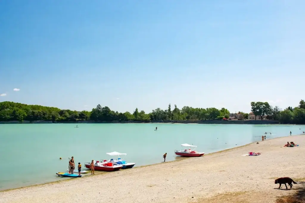 Campasun: Etang de la Bonde at a campsite in Vaucluse