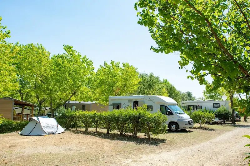 Pitches for tents, caravans and motorhomes at the Etang de la Bonde campsite in Vaucluse