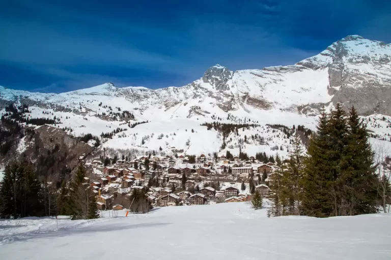 Le Grand-Bornand sous la neige en hiver