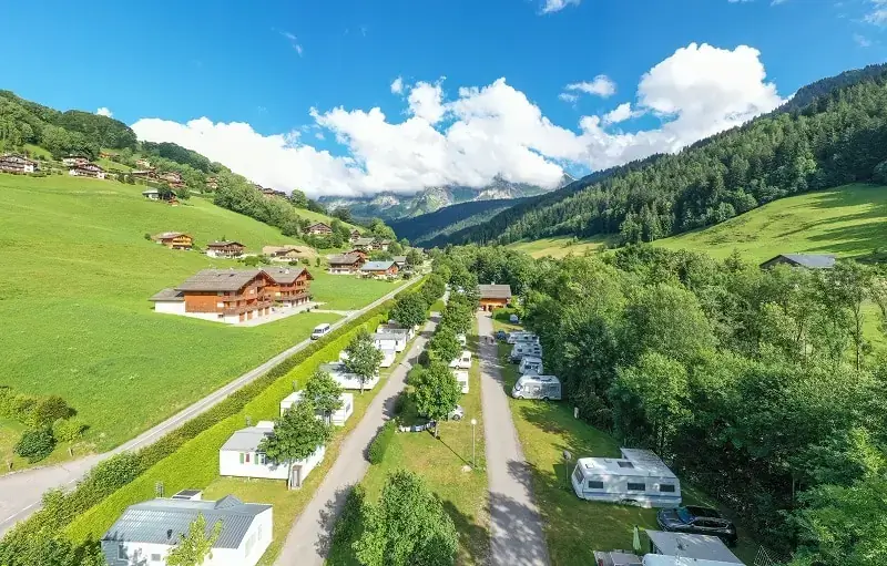 Campingplatz le Clos du Pins Campingplatz Grand-Bornand im Sommer