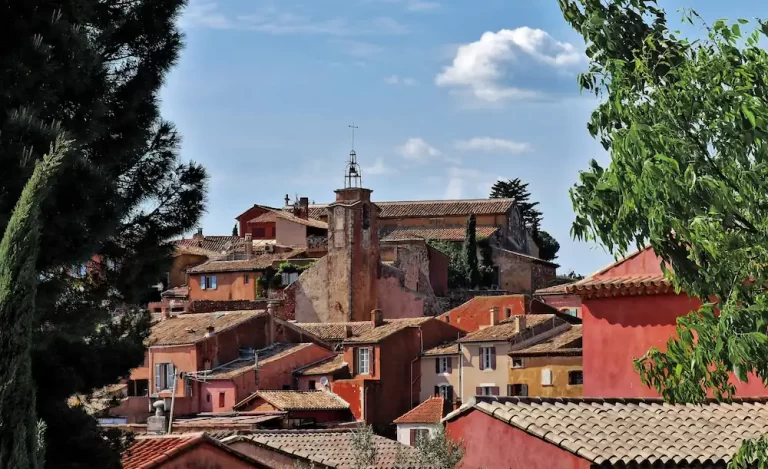 Le charmant village de Roussillon et ses couleurs Ocres