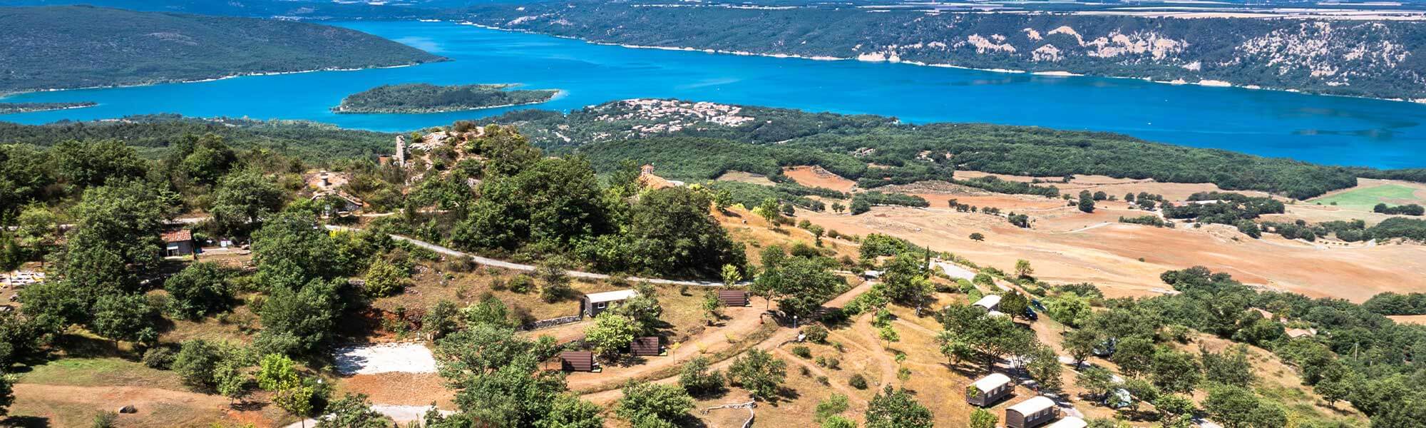 Camping de l'Aigle à Aiguines avec vue sur le lac de Sainte-Croix