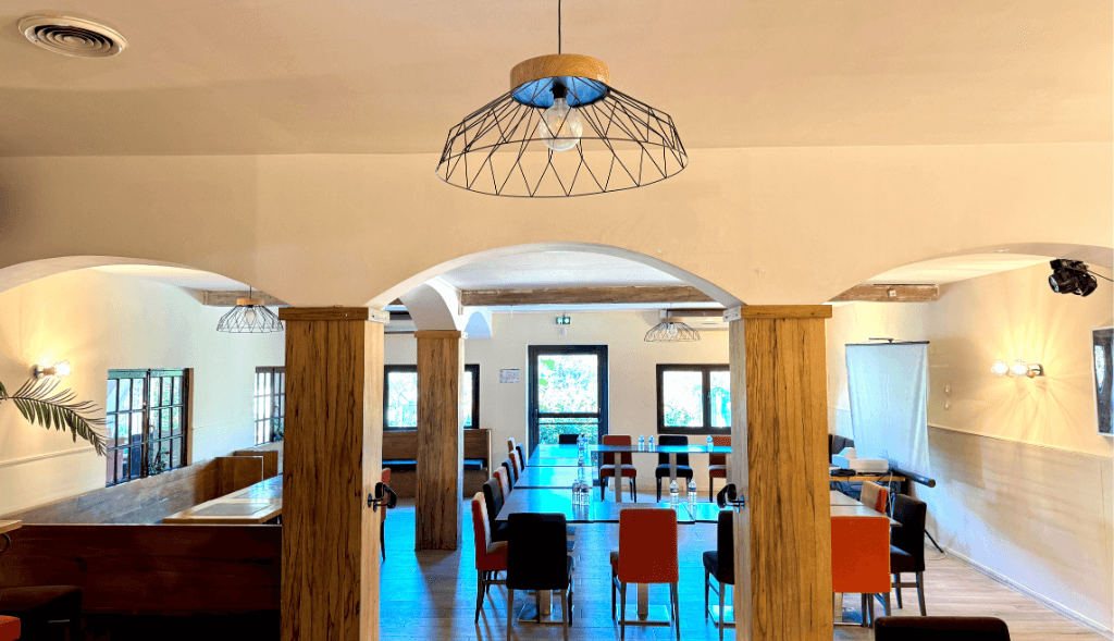 Campasun : Salle De Séminaire à Sanary Sur Mer Au Camping Mas De Pierredon, Aménagée Pour Réunions Et événements Professionnels